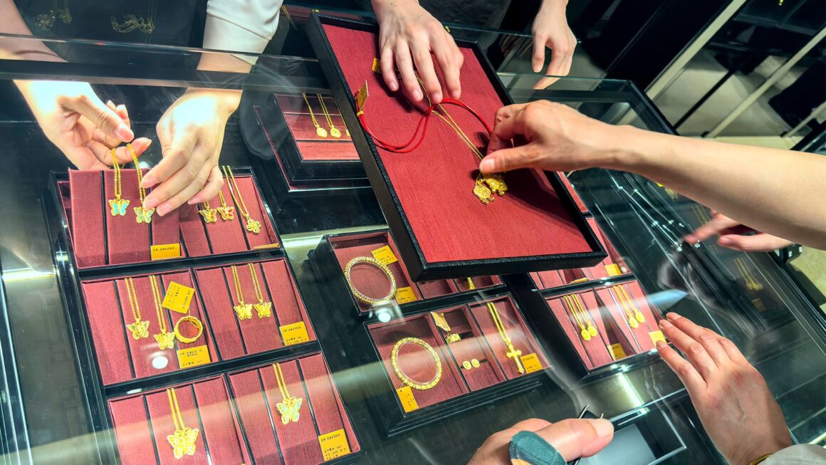 Chinese Jeweller Laopu Gold’s Shares Drop on Growth Outlook